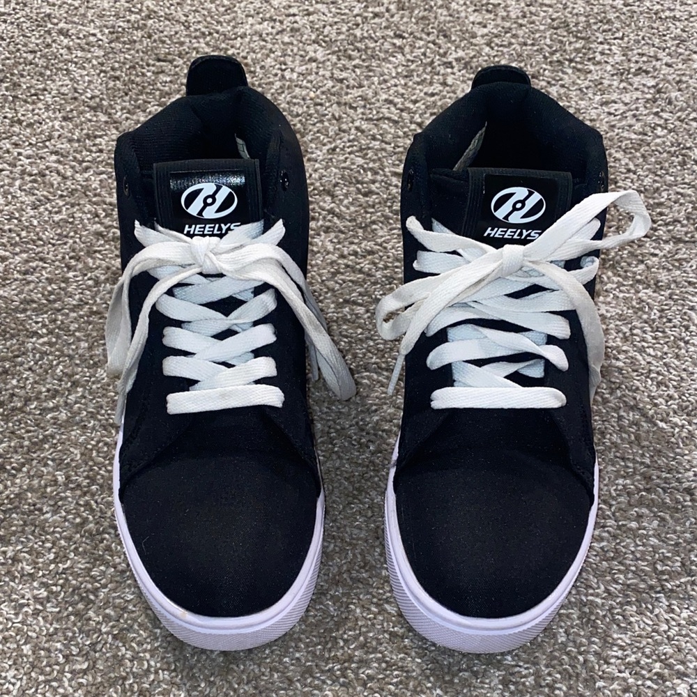 Heelys kids youth size 6 Black and White shoes